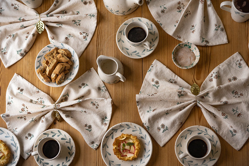 Strömshaga "Viola" Teller , mit Blättermotiv