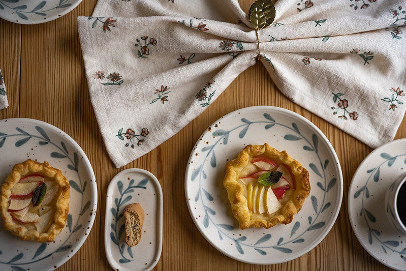 Strömshaga "Viola" Teller , mit Blättermotiv