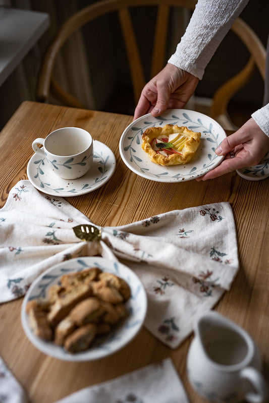 Strömshaga "Viola" Teller auf Fuß, mit Blättermotiv