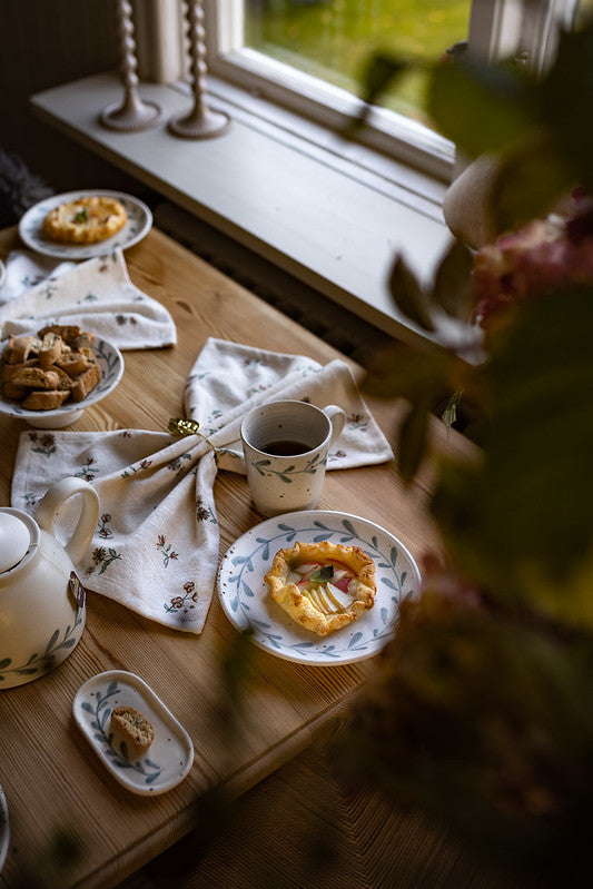 Strömshaga "Viola" Teller , mit Blättermotiv