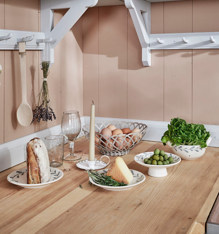 Strömshaga "Viola" Teller auf Fuß, mit Blättermotiv