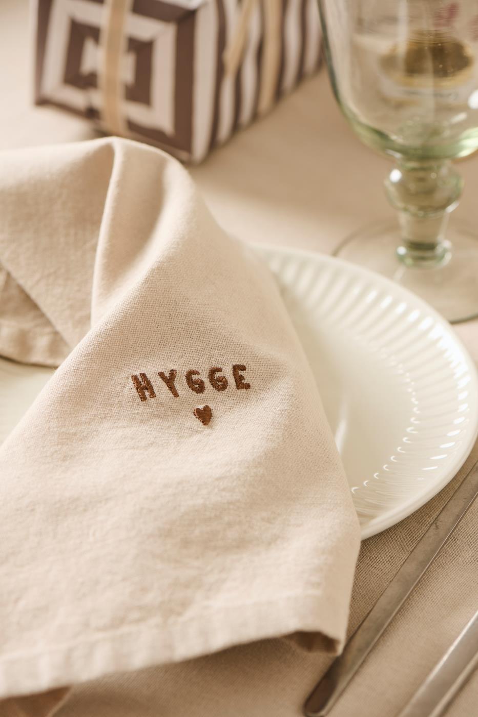 Ib Laursen „Tradition – Hygge“ Stoffserviette, Leinenfarben (40 × 40 cm)