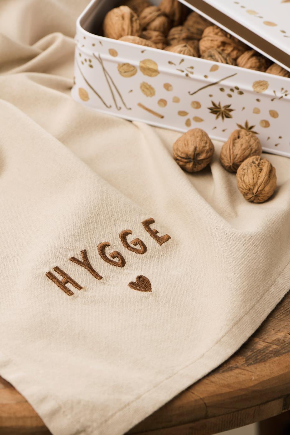 Ib Laursen „Tradition – Hygge“ Geschirrtuch, Leinenfarben (50 × 70 cm)
