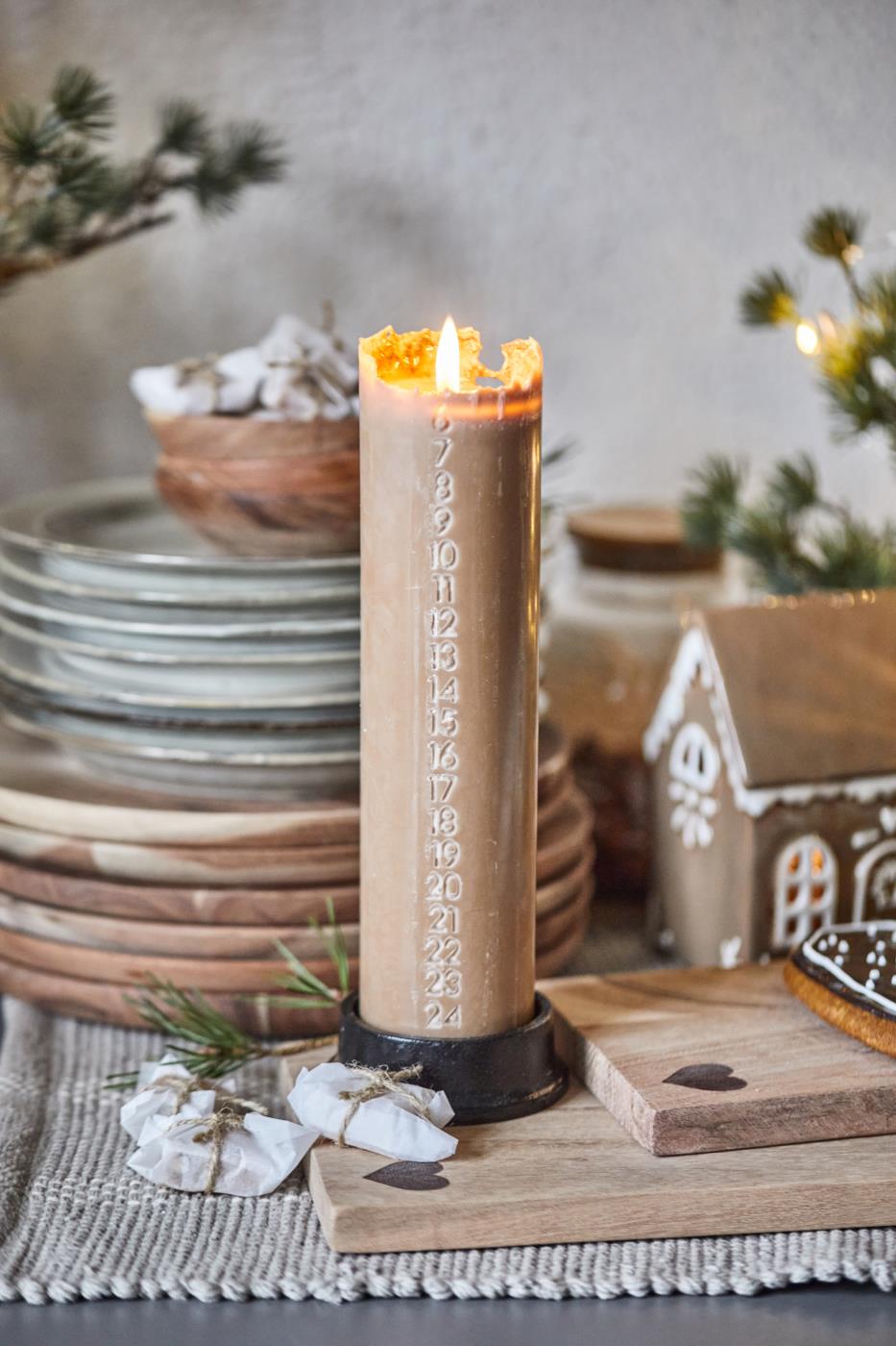 Ib Laursen Weihnachtskerze 1-24 mit geprägten Zahlen, Farbe honig, Nordisches Umweltzeichen Stearin