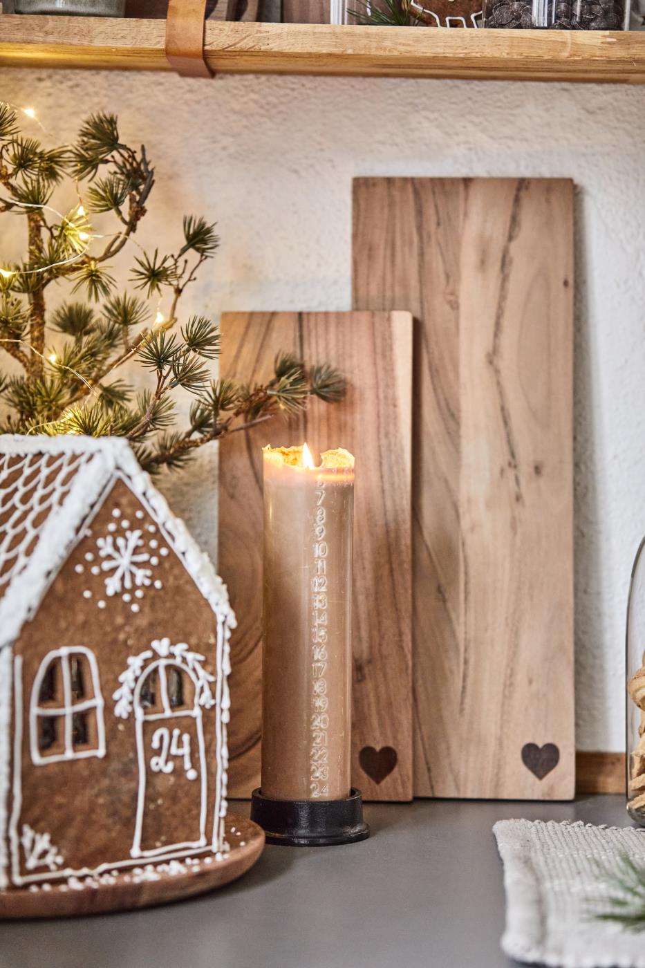 Ib Laursen Weihnachtskerze 1-24 mit geprägten Zahlen, Farbe honig, Nordisches Umweltzeichen Stearin