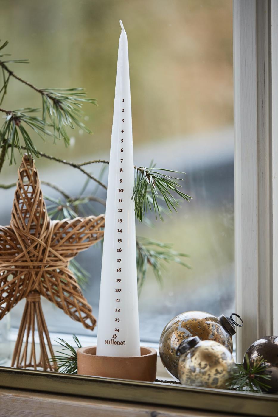 Ib Laursen Weihnachtskerze 1-24 weiß mit Kupferzahlen kegelförmig