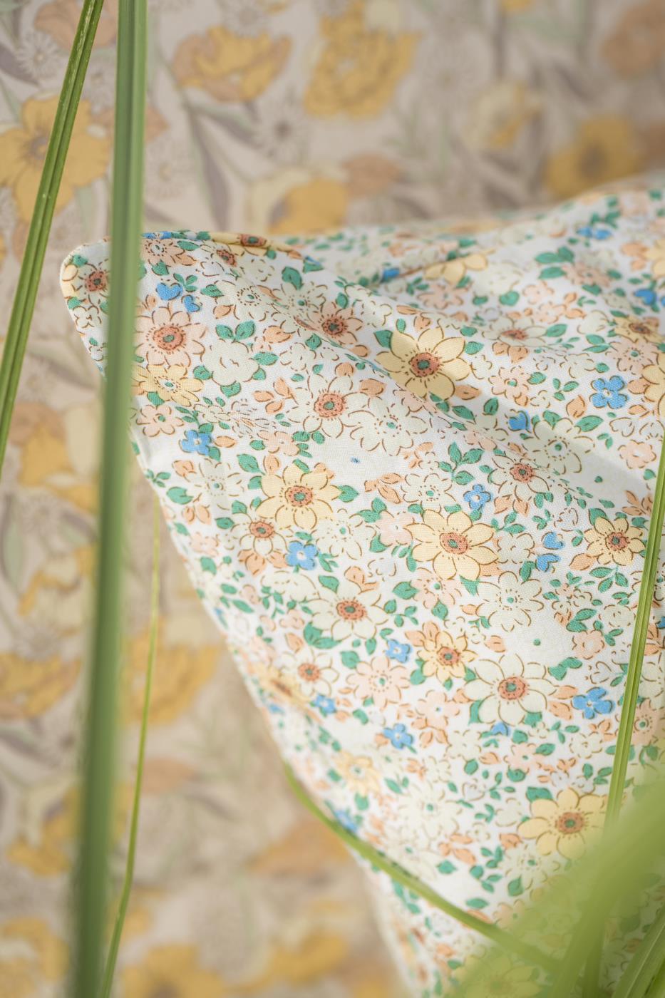 Ib Laursen Kissenbezug mit zartgelben, rosa und blauen Blumen, grünen Blättern