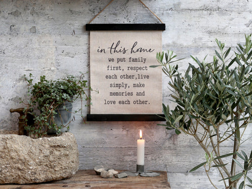Chic Antique Leinwand 'Family Rules' Wandbild mit Familienregeln im Landhausstil an Steinwand aufgehängt