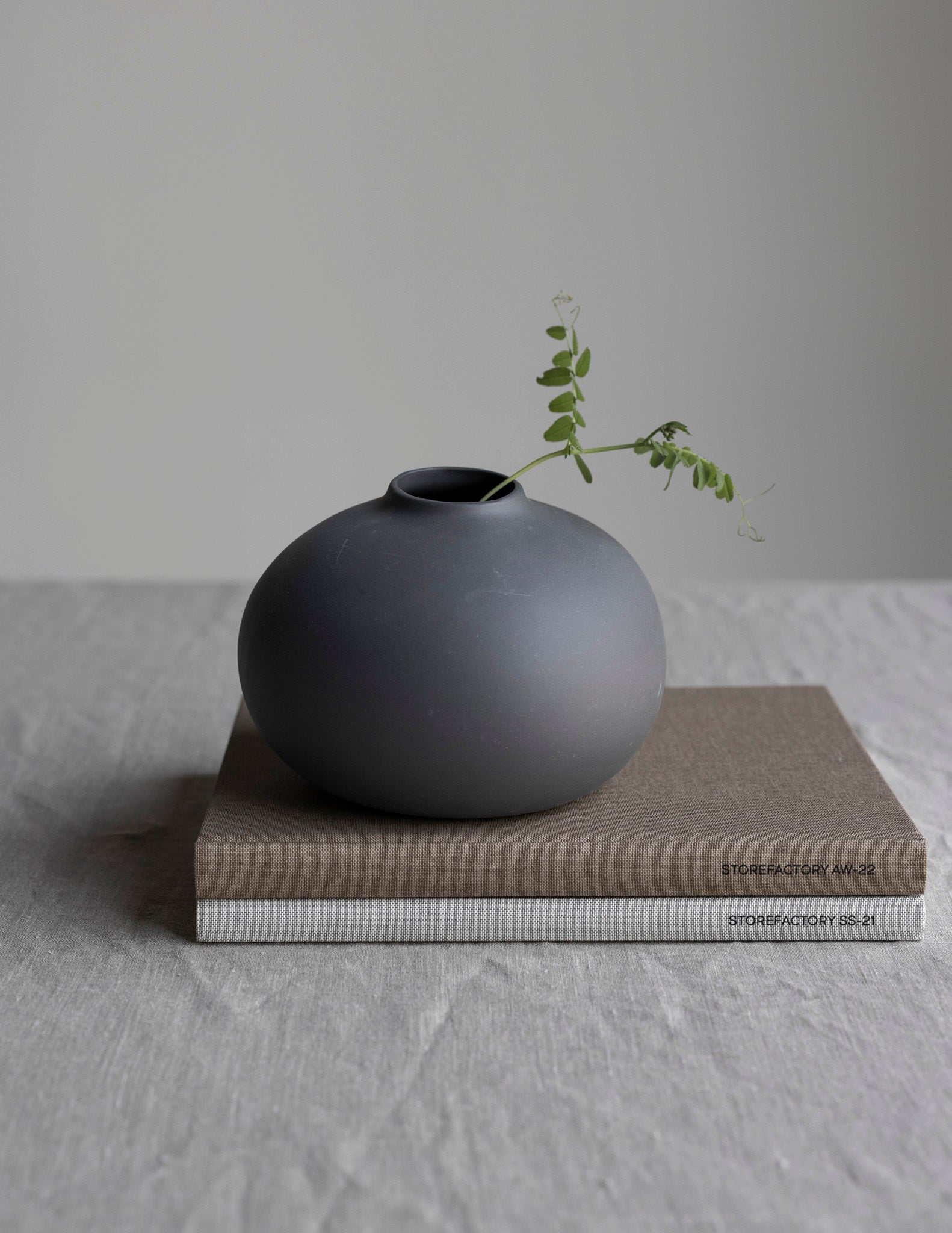 Storefactory Vase Källa, dunkelgrau, Keramik, groß, niedrig
