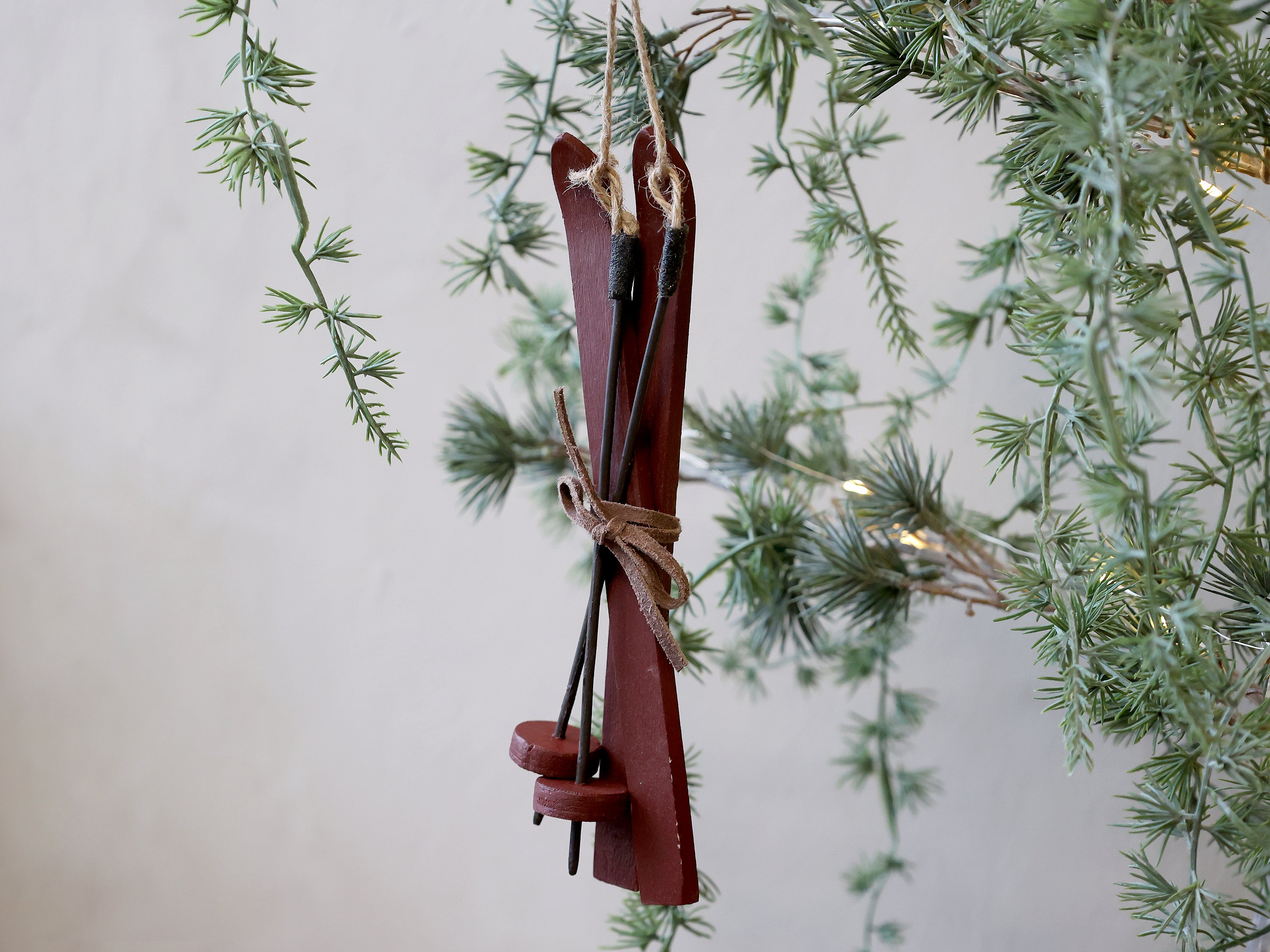 Chic Antique Vintage Ski red