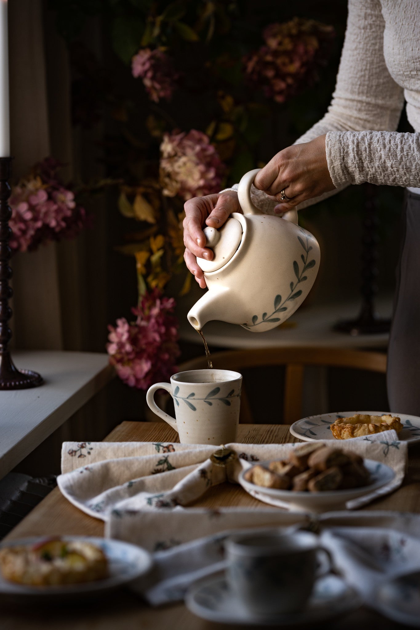 Strömshaga "Viola" Tasse, mit Blättermotiv