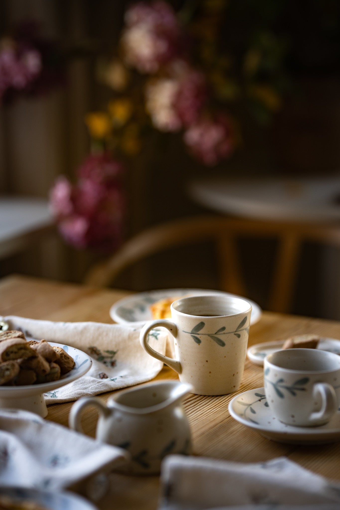 Strömshaga "Viola" Tasse, mit Blättermotiv