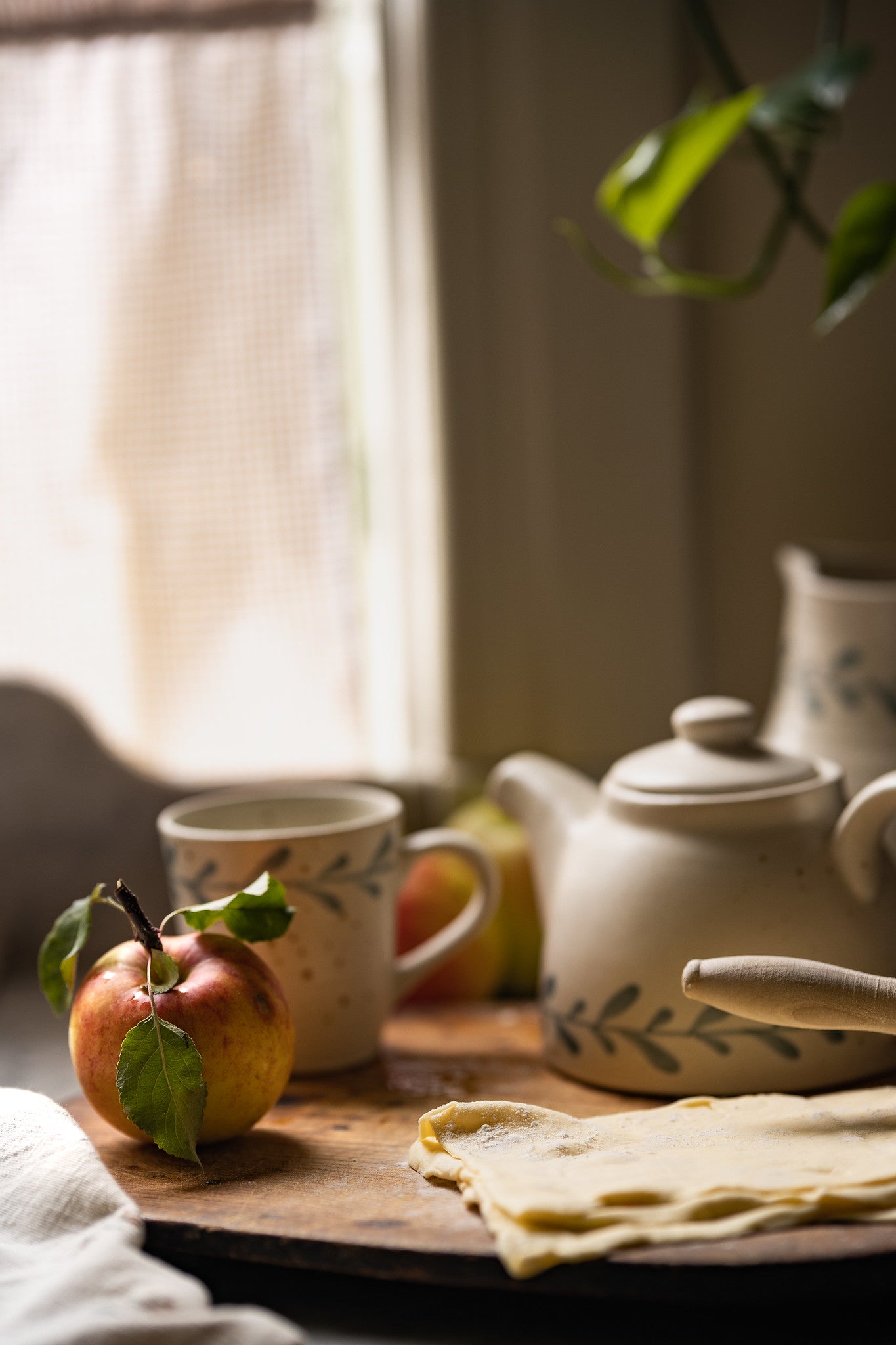 Strömshaga "Viola" Tasse, mit Blättermotiv