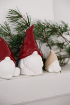 Storefactory Tryggve - Weihnachtswichtel mit roter Mütze, weiße Keramik