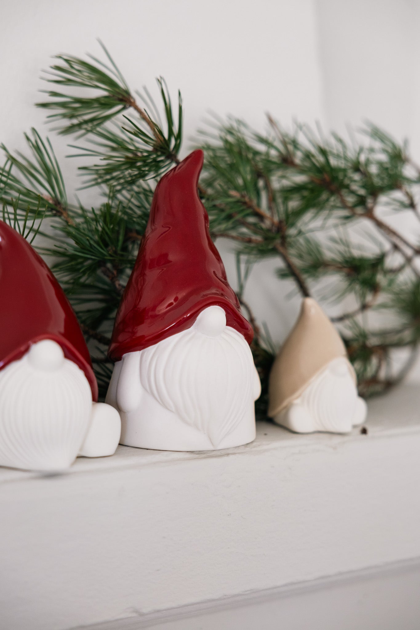 Storefactory Tryggve - Weihnachtswichtel mit roter Mütze, weiße Keramik