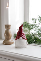 Storefactory Tryggve - Weihnachtswichtel mit roter Mütze, weiße Keramik