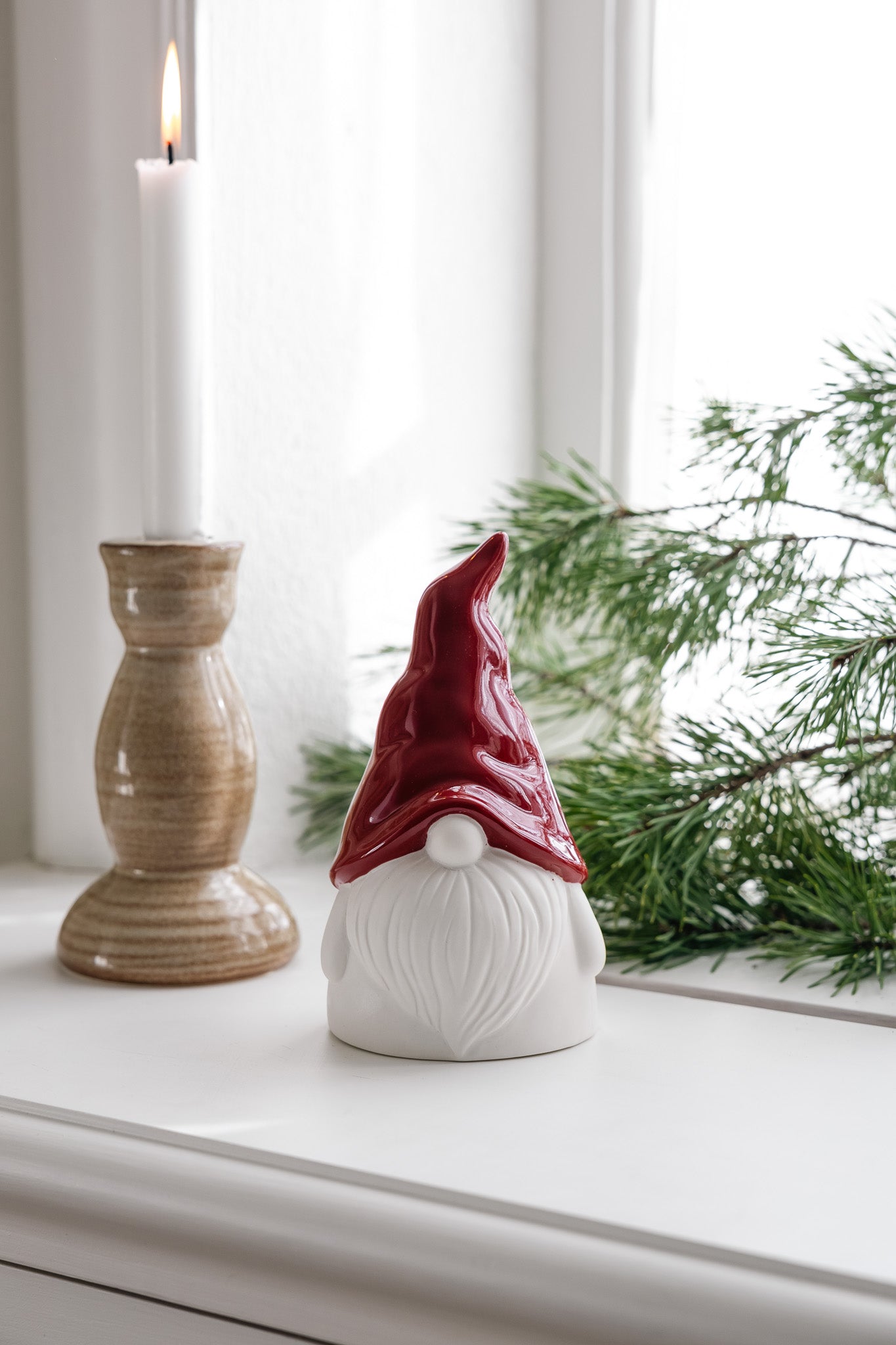 Storefactory Tryggve - Weihnachtswichtel mit roter Mütze, weiße Keramik