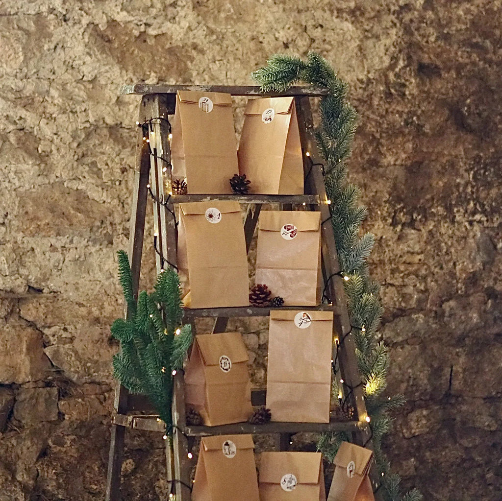 Frollein Lücke Adventskalender-Set mit 24 Kraftpapier-Blockbodenbeutel mit 24 handgemalten Aquarell Aufkleber