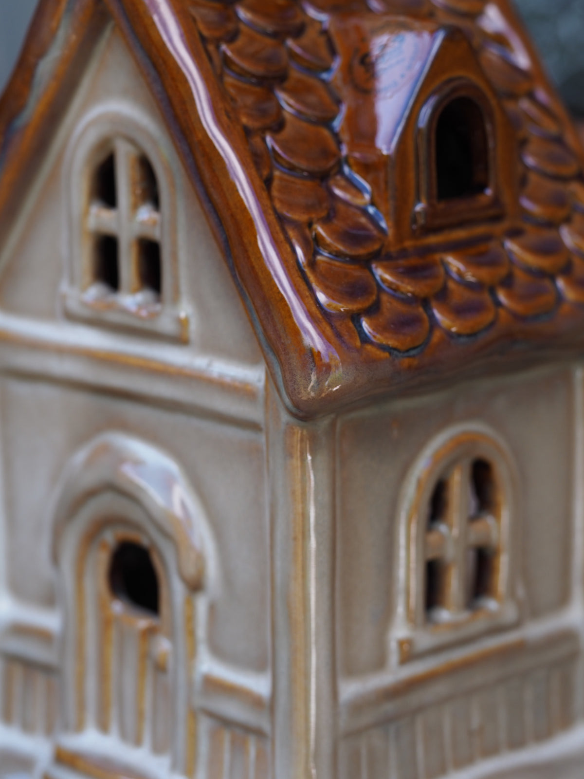 Haus aus Keramik, braun/beige cinnamon