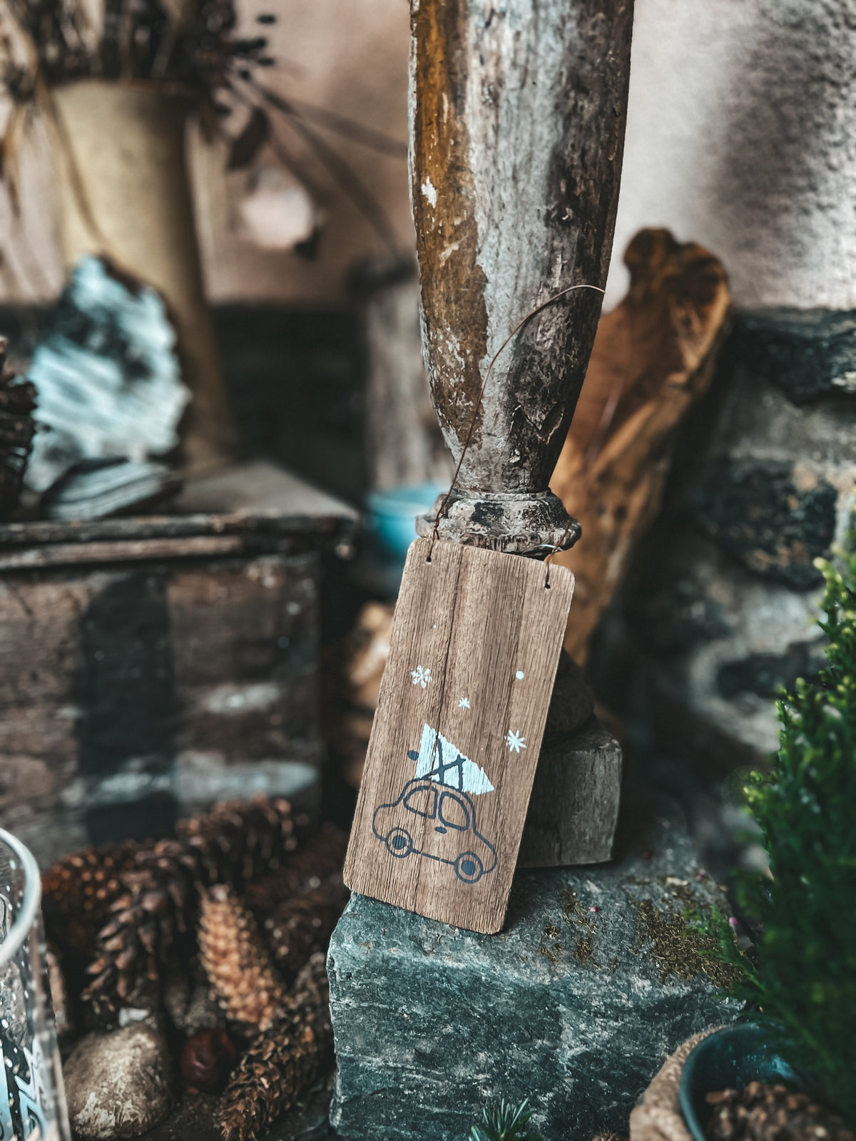 Ib Laursen Holzschild Auto mit Tannenbaum – Nostalgischer Weihnachtsanhänger