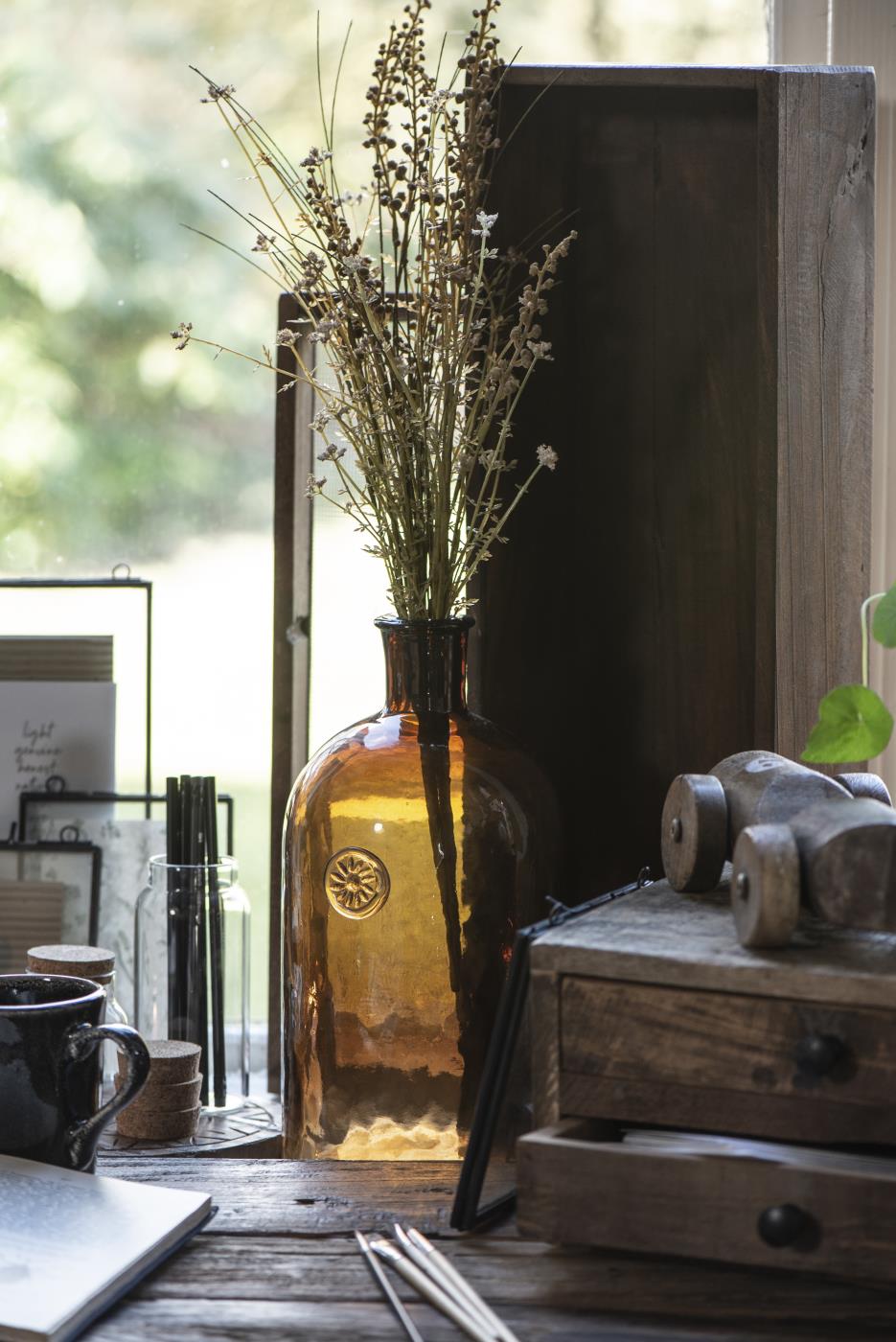 Ib Laursen Apothekerflasche mit Blumenemblem braunes Glas, mundgeblasen