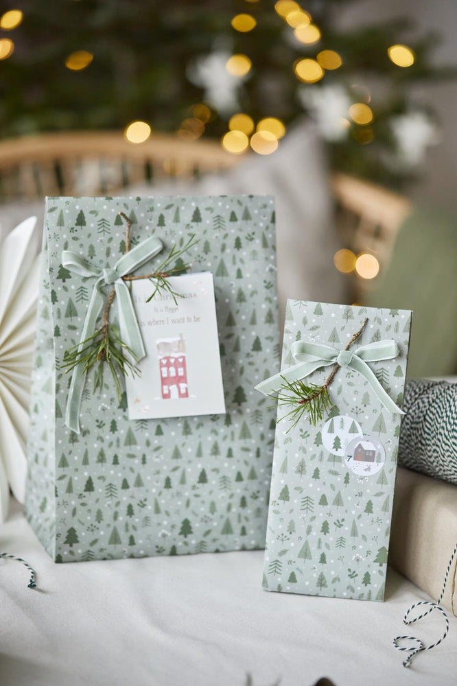 
                      
                        Geschenktüte Motiv "grüner Weihnachtswald", große Größe
                      
                    