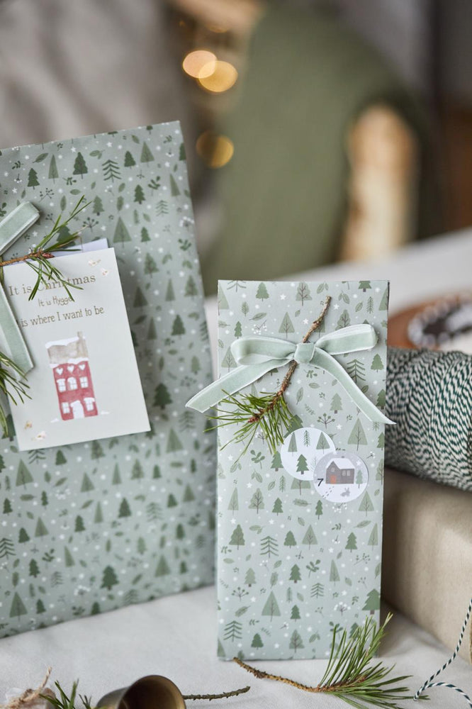 
                      
                        Geschenktüte Motiv "grüner Weihnachtswald", große Größe
                      
                    