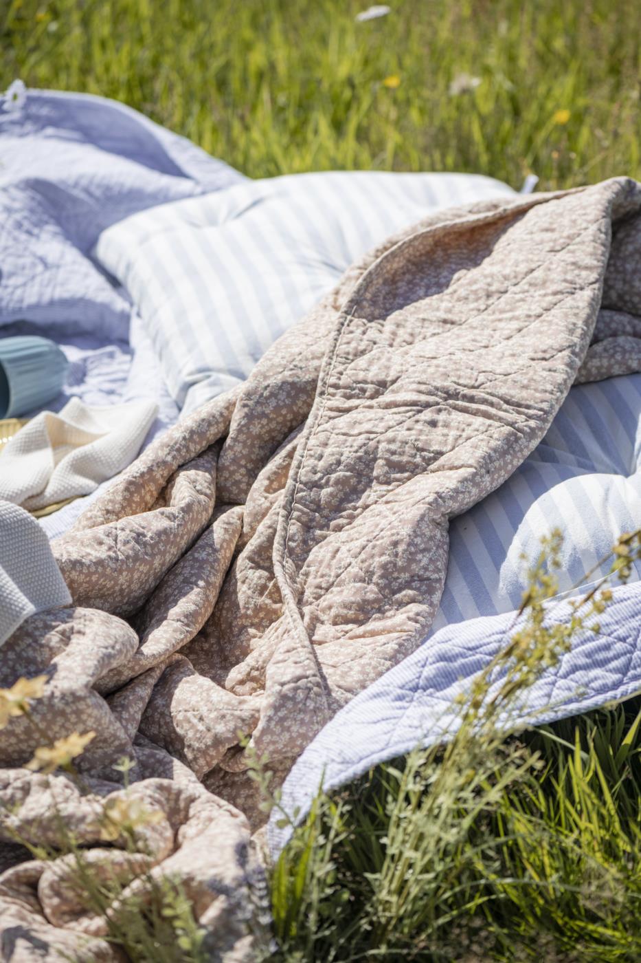 Ib Laursen gestepptes Quilt in malva mit weissen und gelben Blumen