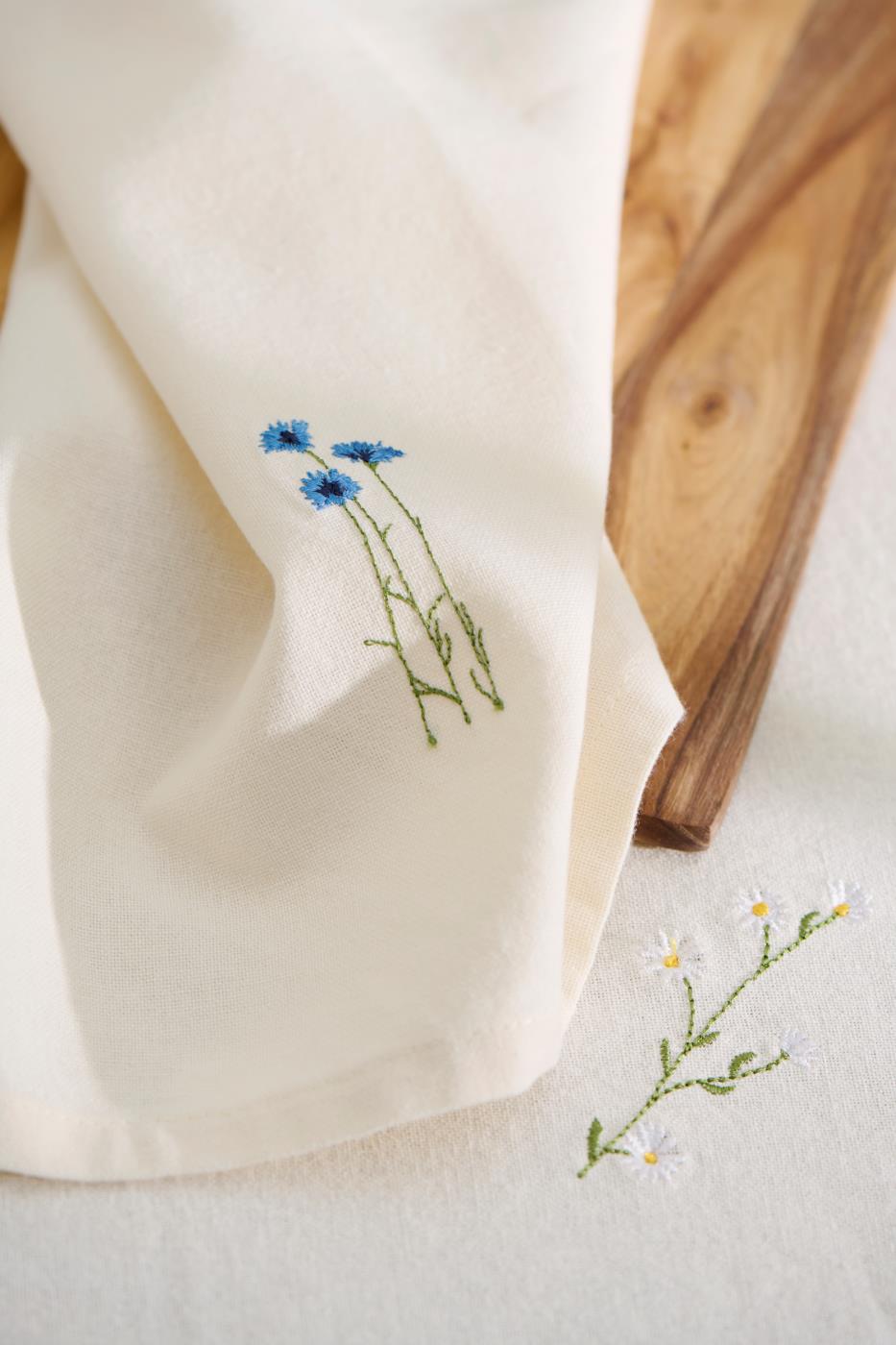 Ib Laursen Stoffserviette Flora mit aufgestickten blauen Kornblumen, Farbe butter cream
