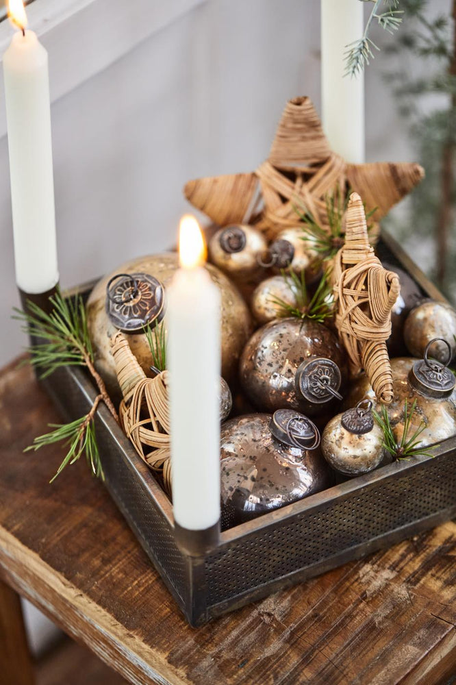 
                      
                        Weihnachtskugel mundgeblasen, aus Glas, Farbe weiss/Messing-Look Bauernsilber
                      
                    