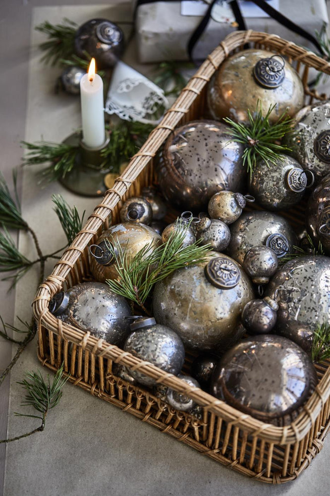 
                      
                        Weihnachtskugel mundgeblasen, aus Glas, Farbe weiss/Messing-Look Bauernsilber
                      
                    