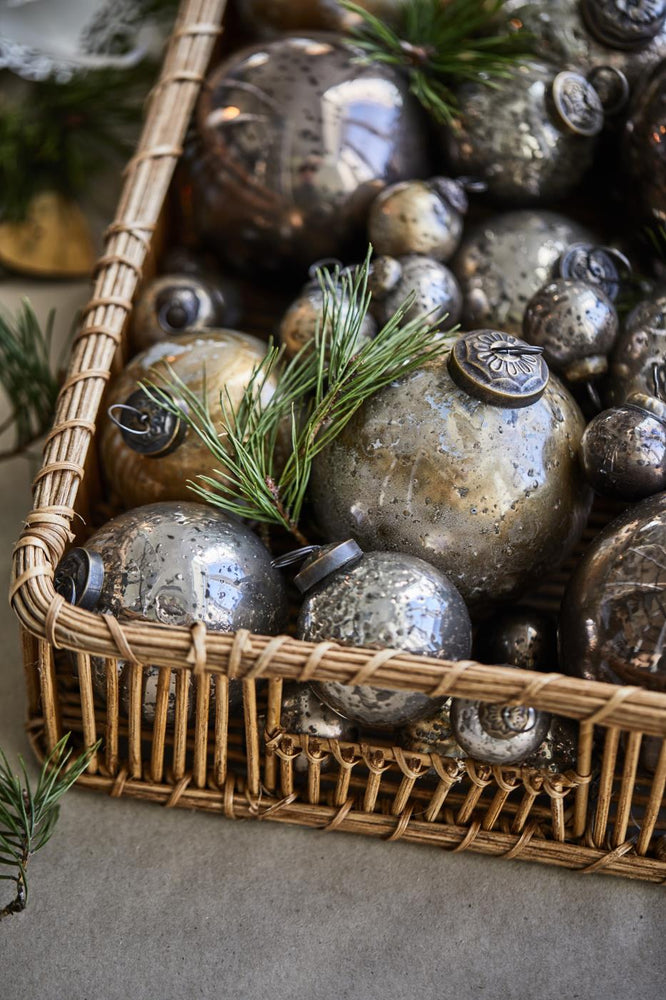 
                      
                        Weihnachtskugel mundgeblasen, aus Glas, Farbe weiss/Messing-Look Bauernsilber
                      
                    