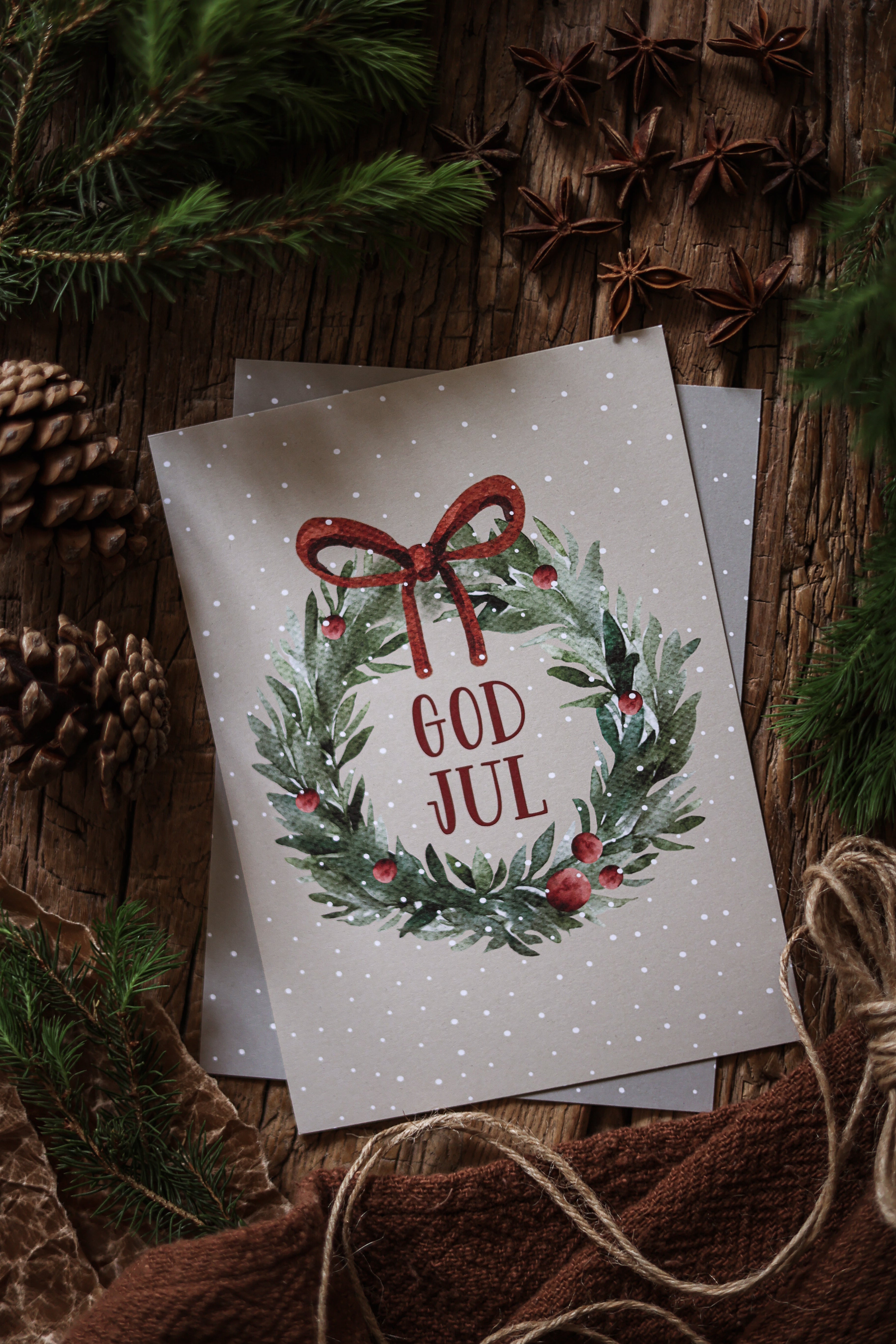 Maja’s Cottage Postkarten „God Jul“ – Weihnachtsgruß im skandinavischen Stil