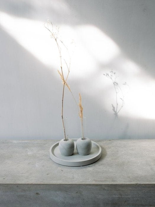 LEEFF Tablett Tigo Größe S aus Beton, D 20cm