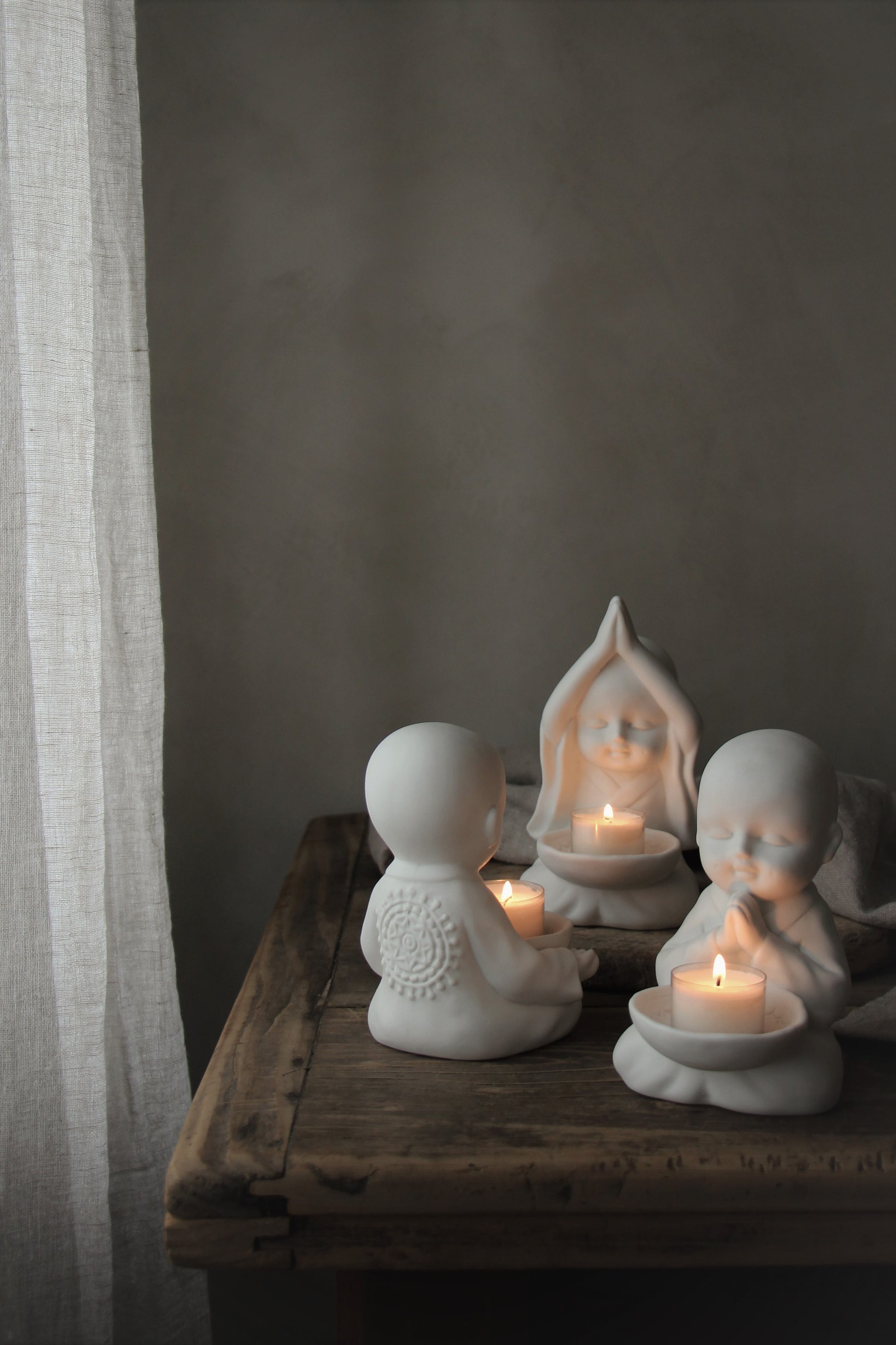 Majas Cottage Yoga-Mönche in 3 Varianten