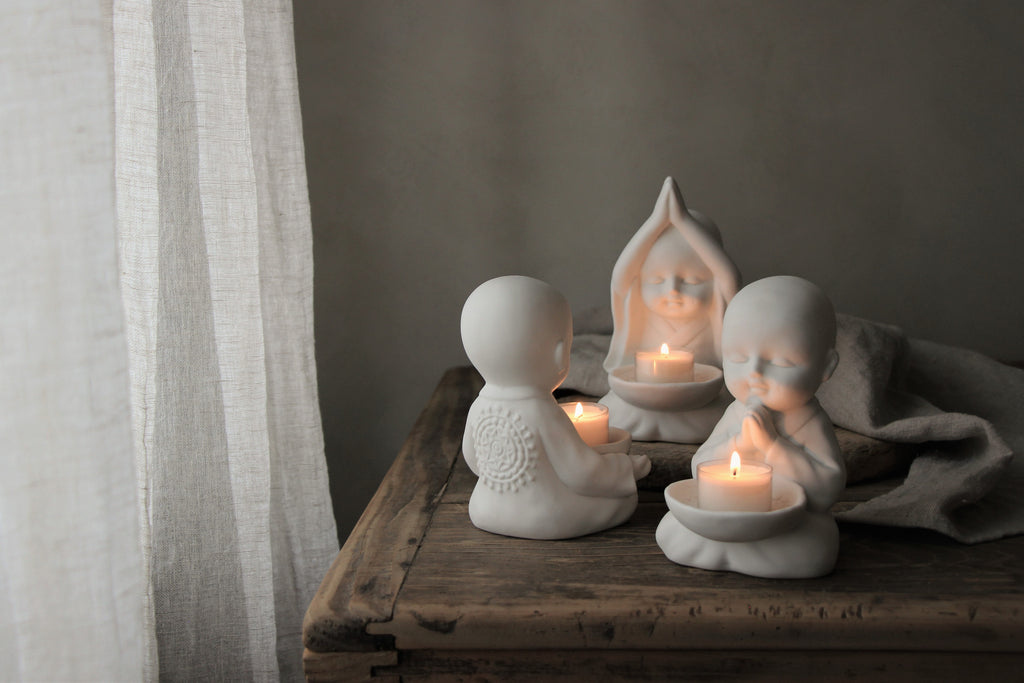 Majas Cottage Yoga-Mönche in 3 Varianten