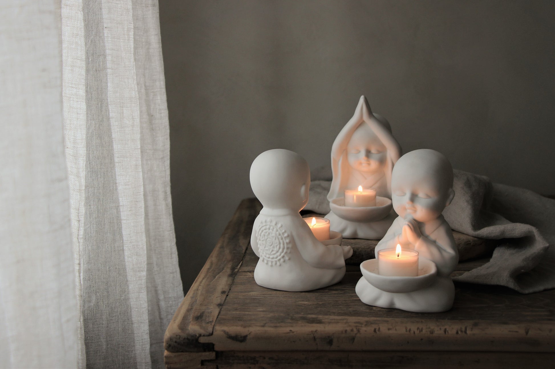 Majas Cottage Yoga-Mönche in 3 Varianten