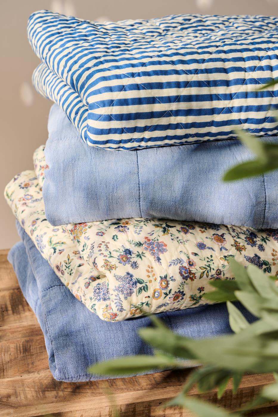 Ib Laursen Quilt / Decke mit lila und braunen Blumen
