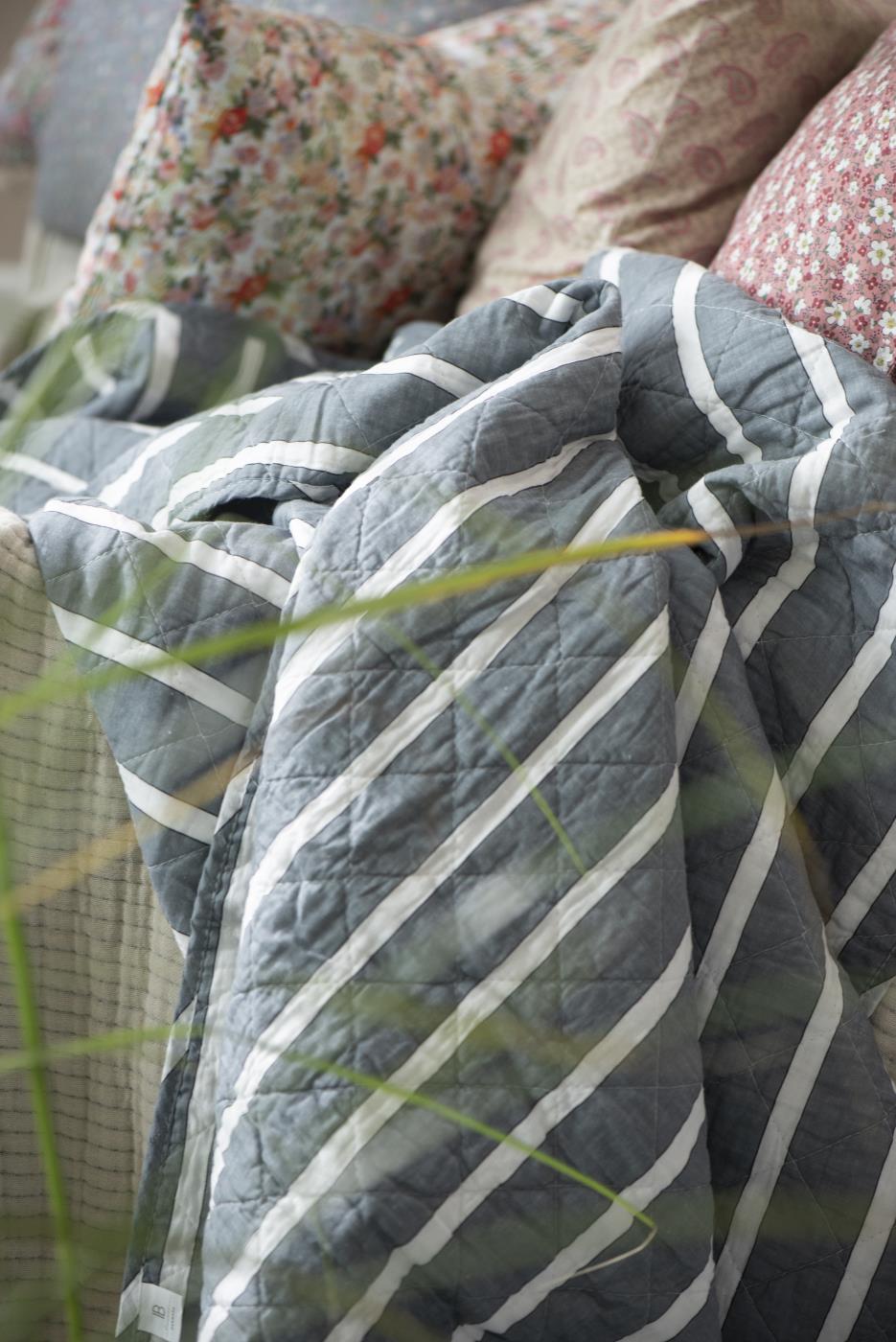 Ib Laursen Quilt weiße, schwarze und staubig blaue Streifen