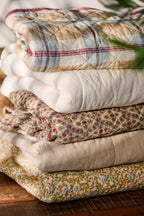 Ib Laursen Quilt mit blauen, gelben, rosa und roten Blumen