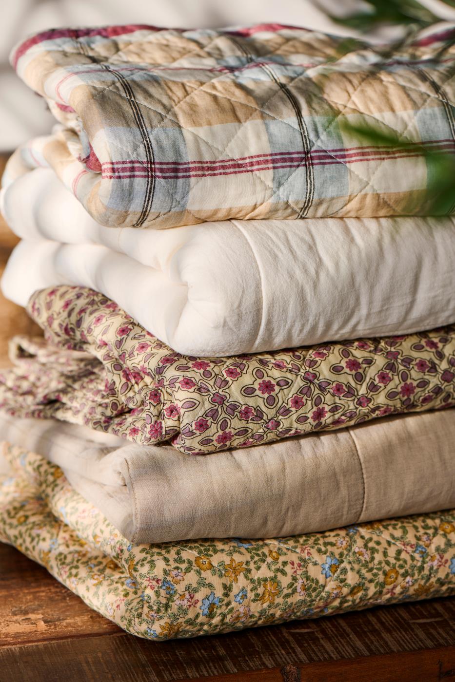 Ib Laursen Quilt mit blauen, gelben, rosa und roten Blumen