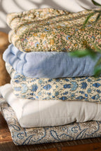 Ib Laursen Quilt mit blauen, gelben, rosa und roten Blumen
