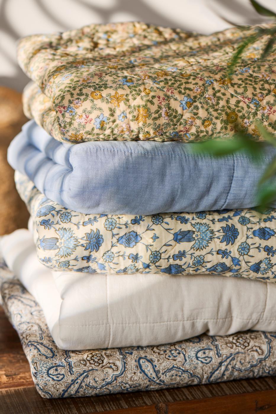 Ib Laursen Quilt mit blauen, gelben, rosa und roten Blumen