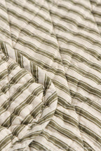 Ib Laursen Quilt sand mit olive-farbenen Streifen