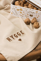 Ib Laursen „Tradition – Hygge“ Geschirrtuch, Leinenfarben (50 × 70 cm)