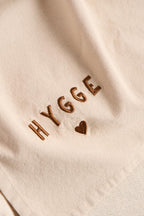 Ib Laursen „Tradition – Hygge“ Geschirrtuch, Leinenfarben (50 × 70 cm)