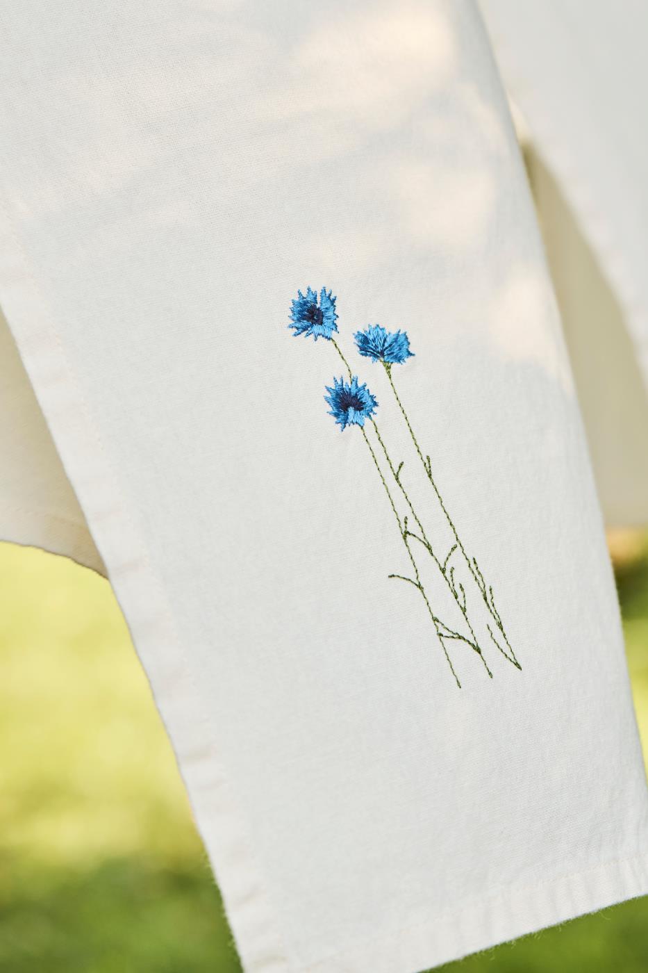 Ib Laursen Geschirrtuch "Flora" mit blauen Kornblumen butter cream