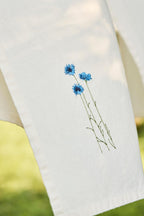 Ib Laursen Geschirrtuch "Flora" mit blauen Kornblumen butter cream