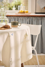 Ib Laursen Tischdecke "Flora" 150x150cm quadratisch m/Margeriten, Kornblumen und Butterblumen butter cream