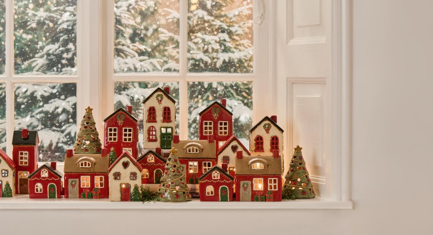 Ib Laursen Haus für Teelicht Stillenat rot - Tannenbaum vor dem Haus